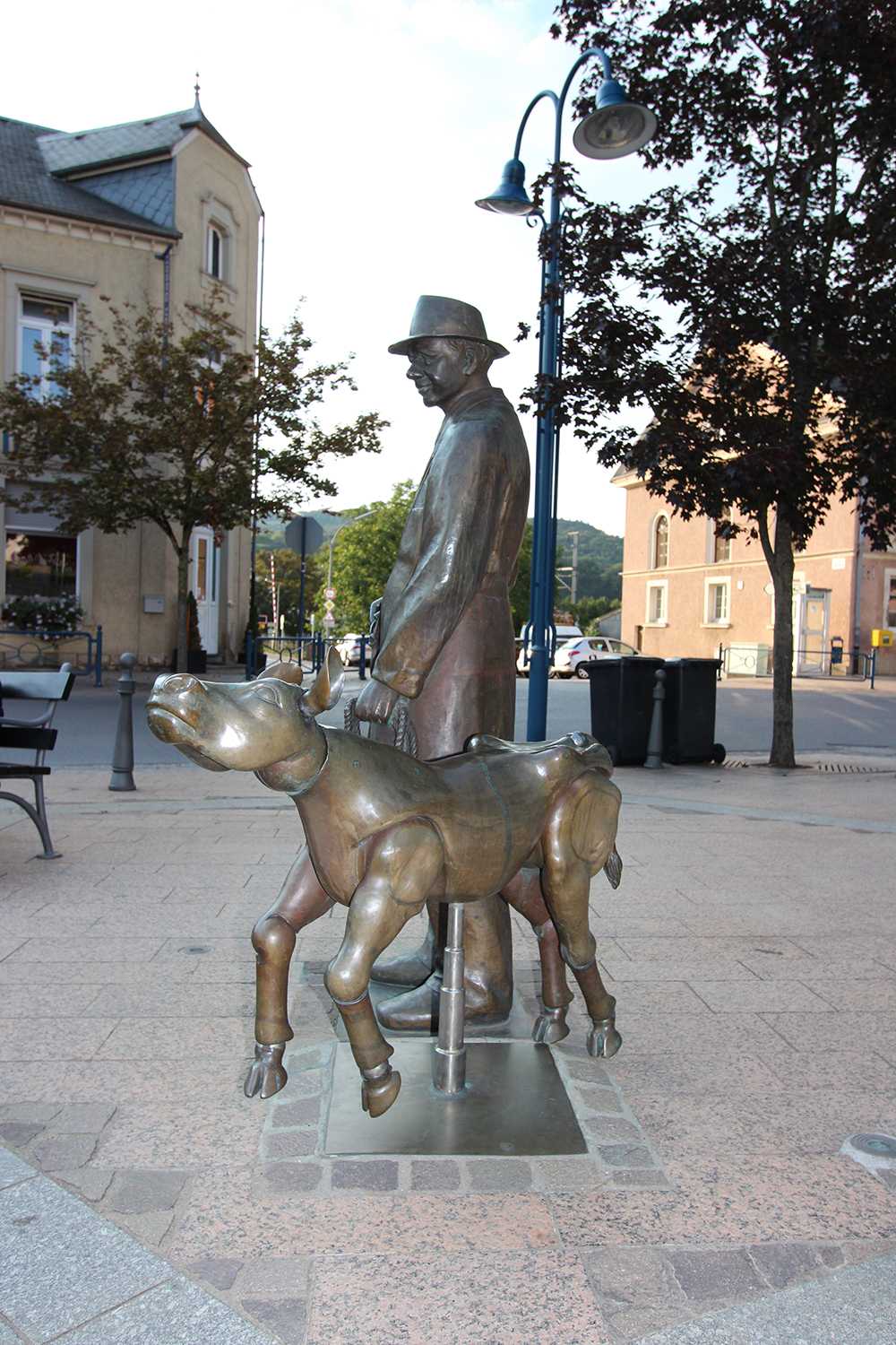 Statue on the square in Schieren